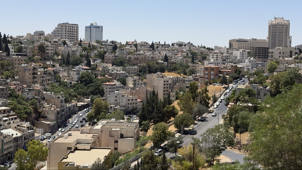 Blick über Amman: Wohnhäuser aus hellem Kalkstein auf den Hügeln der Stadt